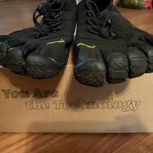 NEW VIBRAM FIVEFINGERS E42 worn once box included